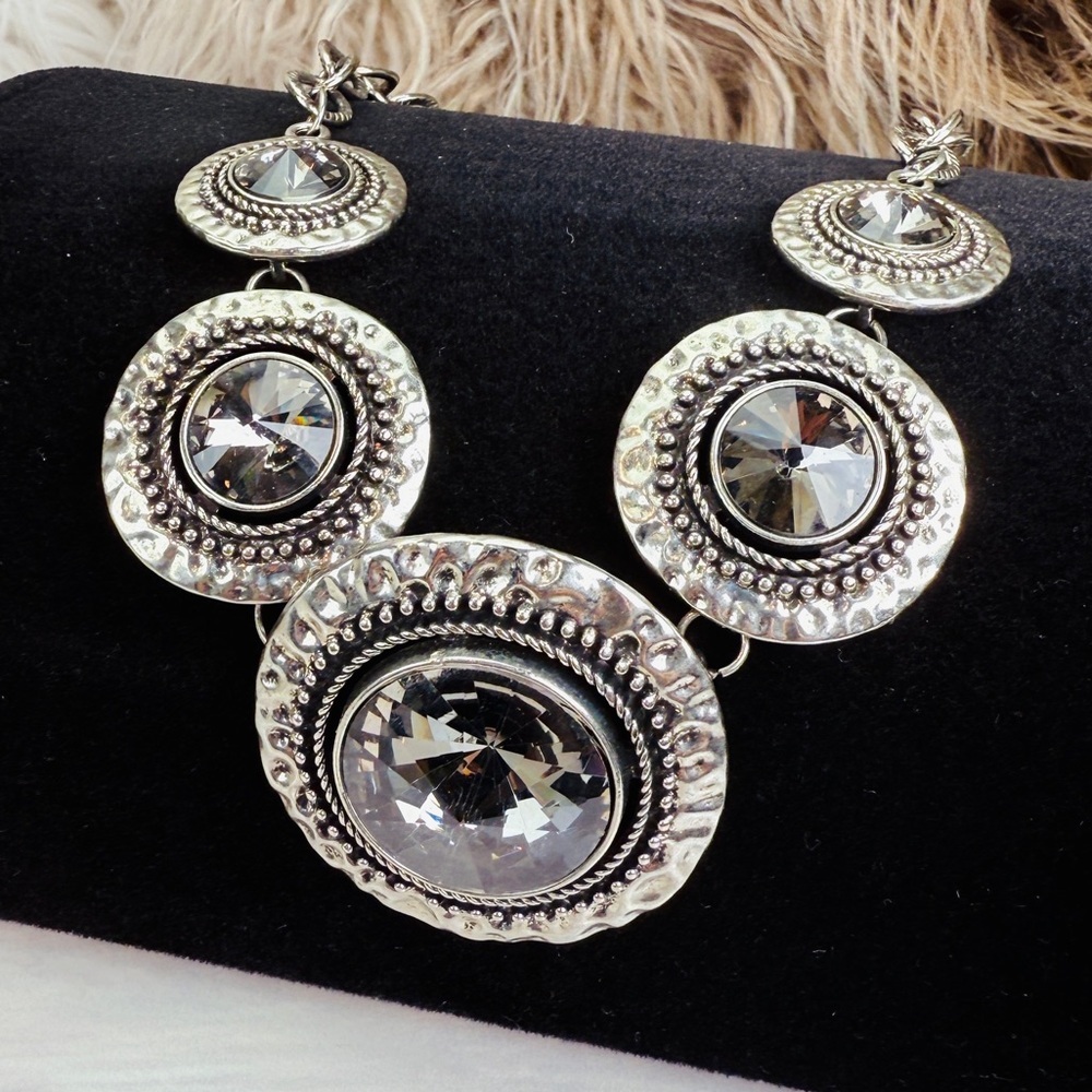 Elegant Weighted Silvertone Necklace with Black Reflective Accents